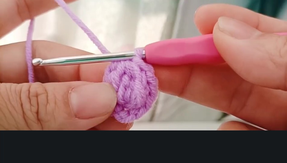 Raised cluster stitches — tutorial video frame