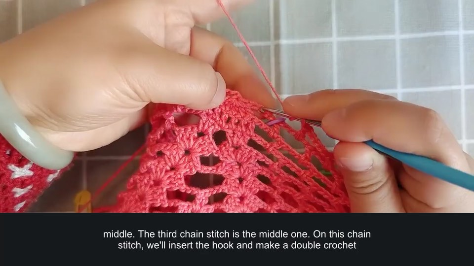 Pineapple-stitch sweater — corner shaping — tutorial video frame