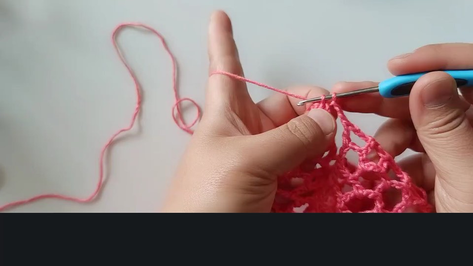 Pineapple-stitch sweater — joining front and back — tutorial video frame