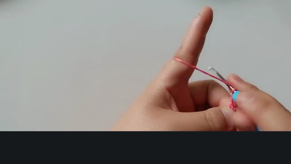 Pineapple-stitch sweater — joining the shoulders — tutorial video frame