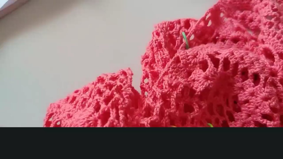 Pineapple-stitch sweater — joining sleeves and body — tutorial video frame