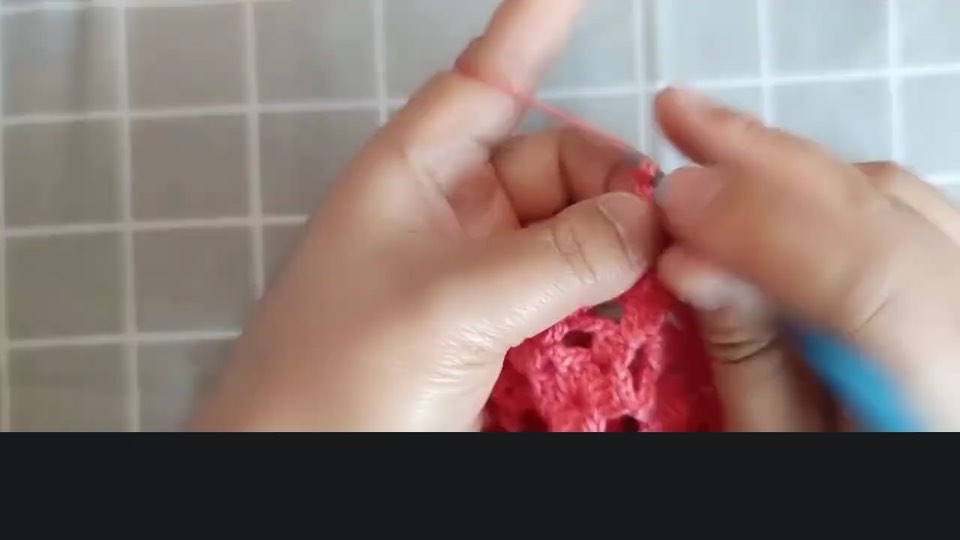 Pineapple-stitch sweater — sleeve rounds 19–20 — tutorial video frame
