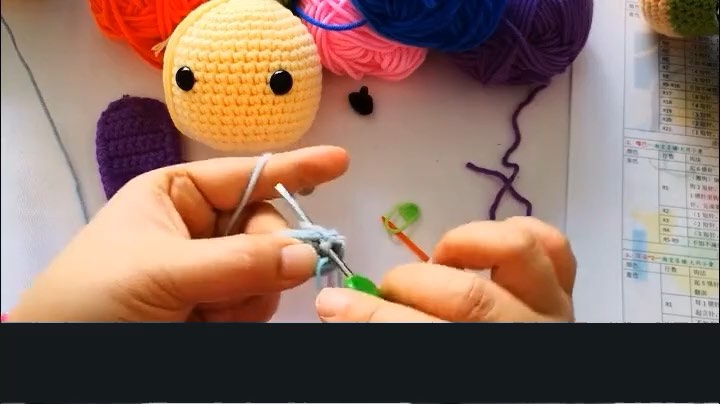 Rainbow puppy amigurumi — muzzle — tutorial video frame