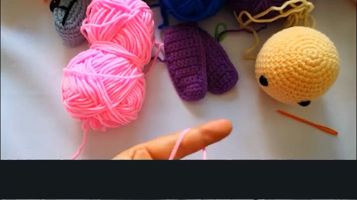 Rainbow puppy amigurumi — body — tutorial video frame