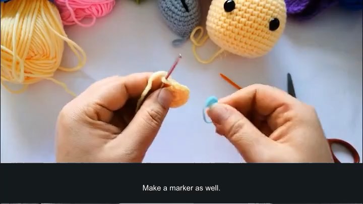 Rainbow puppy amigurumi — four legs — tutorial video frame