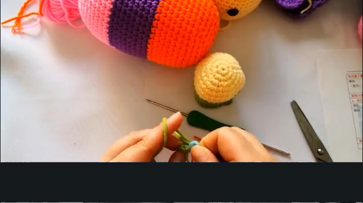Rainbow puppy amigurumi — tail — tutorial video frame