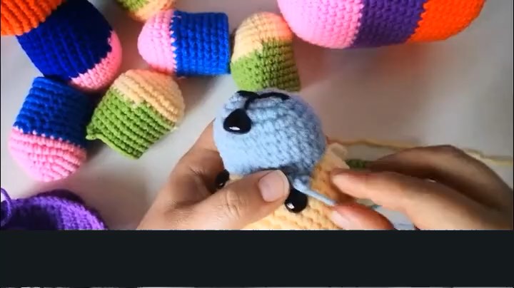 Rainbow puppy amigurumi — muzzle seam — tutorial video frame