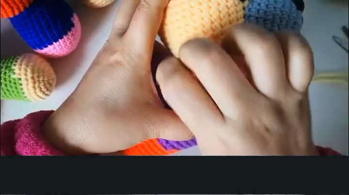 Rainbow puppy amigurumi — head seam — tutorial video frame