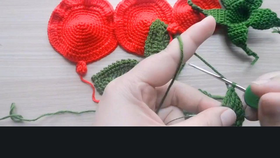 Crochet rose — small leaf — tutorial video frame